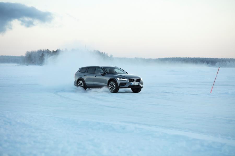  Volvo V60 T5 Cross Country 2018 года  (WW) (фото 37 из 44)